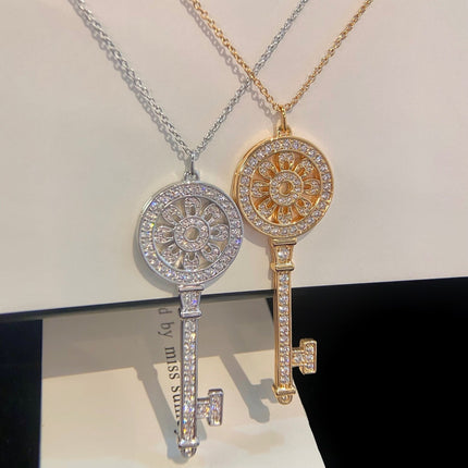 NECKLACE PETAL KEY PEDANT