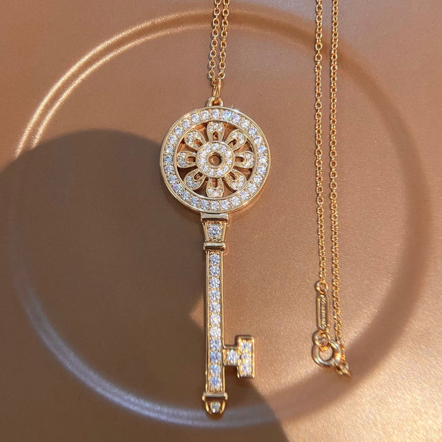 NECKLACE PETAL KEY PEDANT