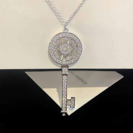 NECKLACE PETAL KEY PEDANT