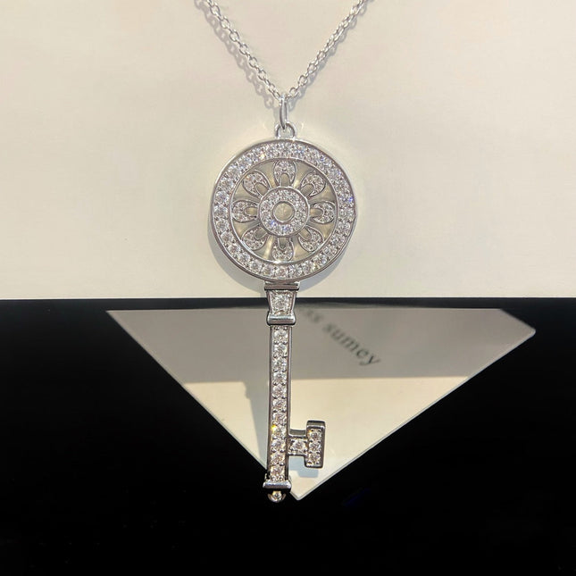 NECKLACE PETAL KEY PEDANT