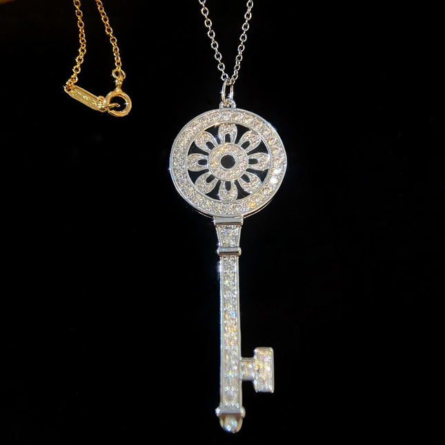 NECKLACE PETAL KEY PEDANT