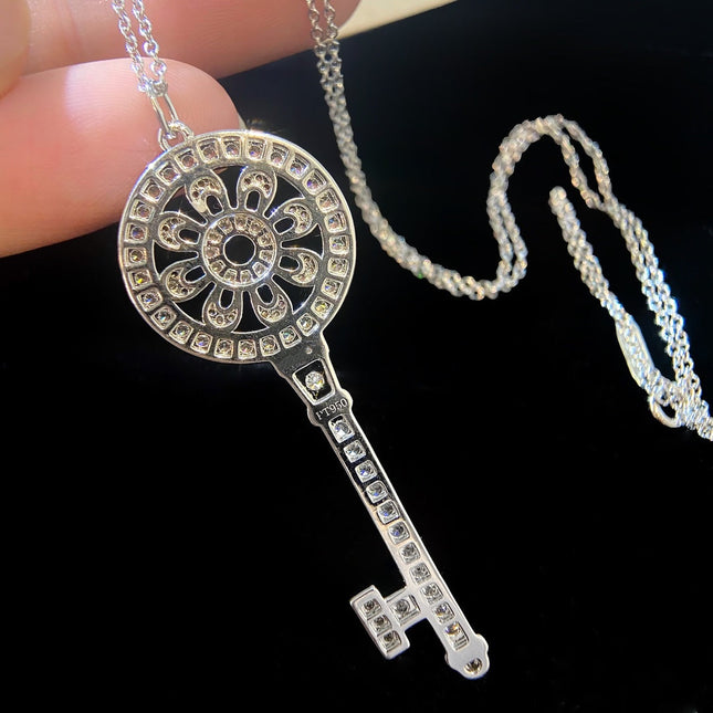 NECKLACE PETAL KEY PEDANT