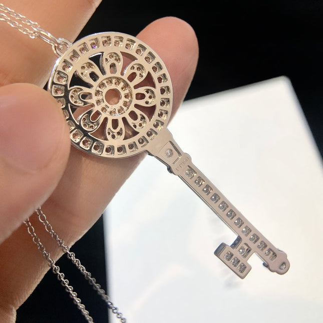 NECKLACE PETAL KEY PEDANT