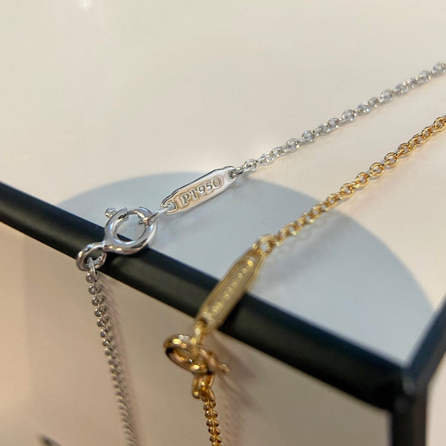 NECKLACE PETAL KEY PEDANT
