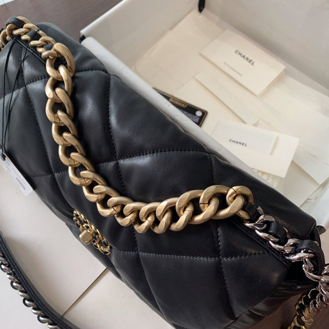 19 FLAP BAG 30 BLACK GOATSKIN GOLD HARDWARE