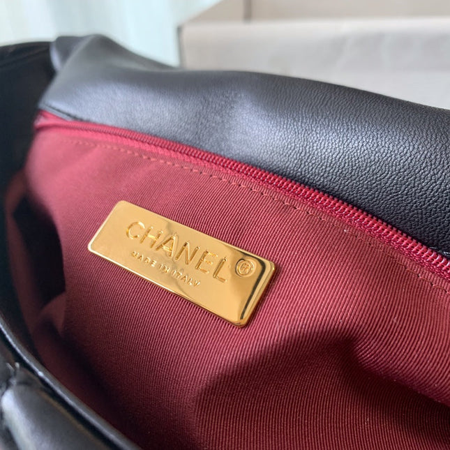 19 FLAP BAG 30 BLACK GOATSKIN GOLD HARDWARE