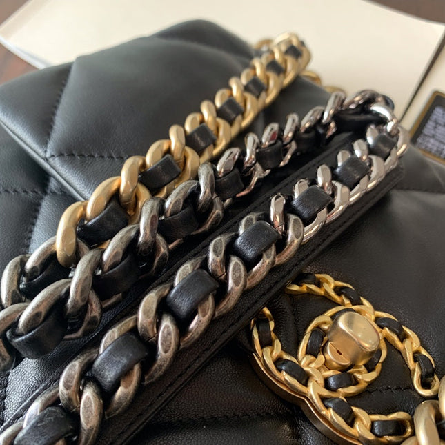 19 FLAP BAG 30 BLACK GOATSKIN GOLD HARDWARE