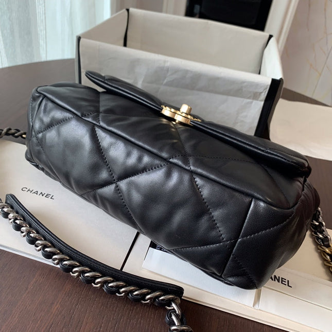 19 FLAP BAG 30 BLACK GOATSKIN GOLD HARDWARE