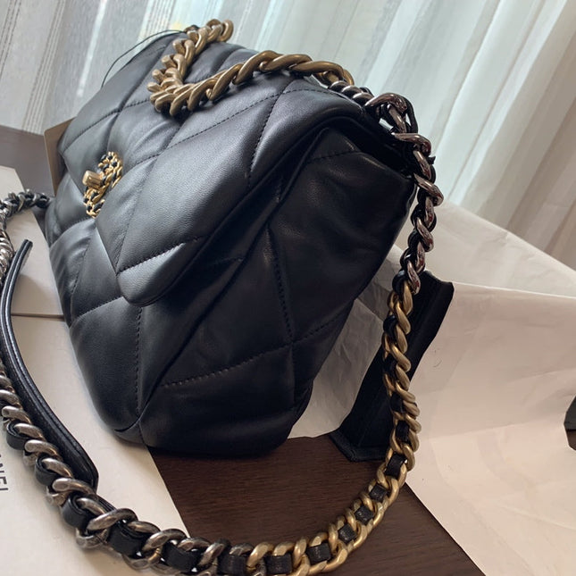 19 FLAP BAG 30 BLACK GOATSKIN GOLD HARDWARE