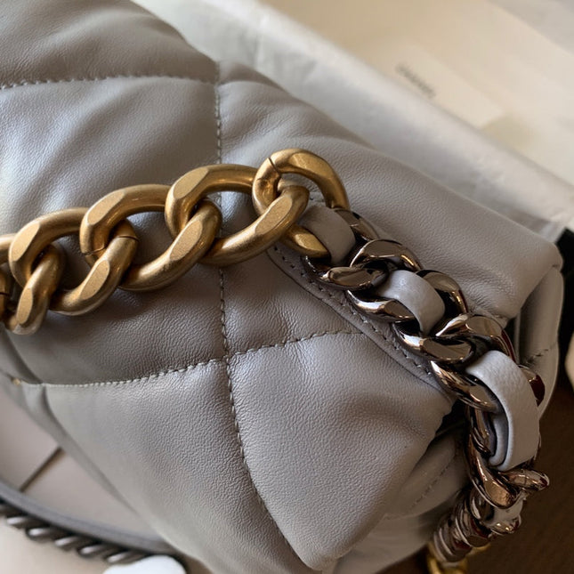 19 FLAP BAG 30 GREY GOATSKIN GOLD HARDWARE