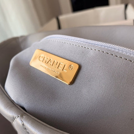 19 FLAP BAG 30 GREY GOATSKIN GOLD HARDWARE