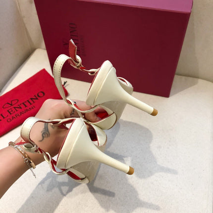 VLOGO SIGNATURE WHITE CALFSKIN HIGH SLINGBACK PUMP 7 CM WITH GOLD LOGO