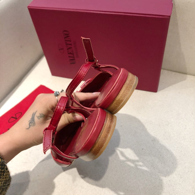 VLOGO SIGNATURE CHERRY RED CALFSKIN FLAT SLINGBACK PUMP
