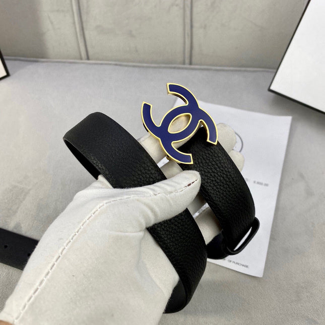 CC 30MM BELT IN BLACK GRAINED CALFSKIN WITH NAVY BLUE METAL LOGO
