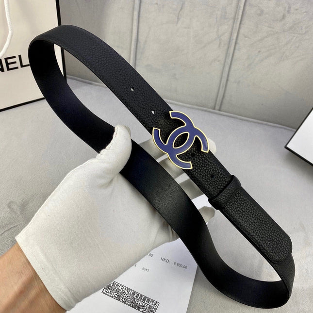CC 30MM BELT IN BLACK GRAINED CALFSKIN WITH NAVY BLUE METAL LOGO