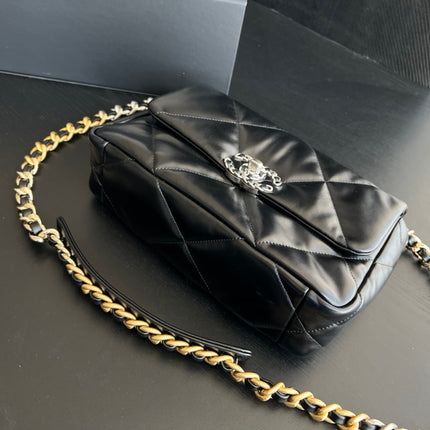 19 FLAP BAG 30 BLACK GOATSKIN RUTHENIUM HARDWARE