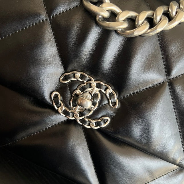 19 FLAP BAG 30 BLACK GOATSKIN RUTHENIUM HARDWARE