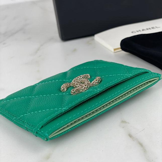 CC CARD HOLDER 19.5 EMERALD GRAINED CALFSKIN GOLD ICON
