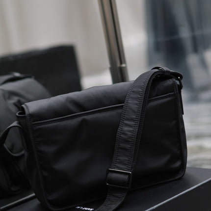 NIKI MEDIUM 28 IN BLACK NYLON