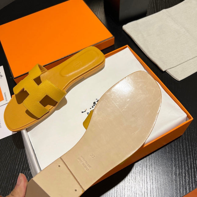 0RAN SANDAL Leather Medallion