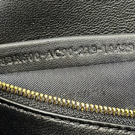 BAGUETTE 27 IN BLACK CROCODILE PATTERN GLOSSY CALFSKIN GOLD HARDWARE