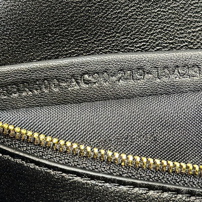 BAGUETTE 27 IN BLACK CROCODILE PATTERN GLOSSY CALFSKIN GOLD HARDWARE