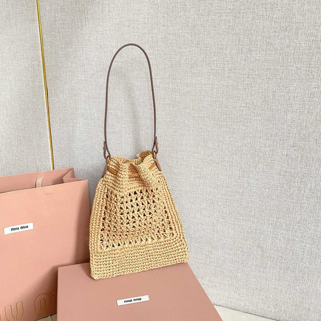 WANDER BUCKET BAG 23 IN NATURAL RAFFIA WITH LEATHER TRIM