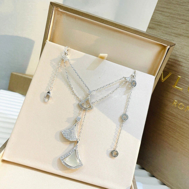 DREAM NECKLACE  3 MOTIF WHITE MOP DIAMOND