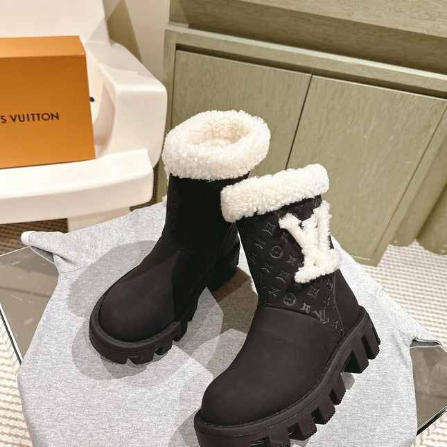 ANKLE BOOTS IN BLACK EMBOSSED CALFSKIN AND WHITE SHEARLING
