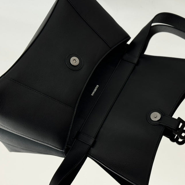 DOWNTOWN M CROSSBODY BAG 32 IN BLACK SOFT LAMBSKIN