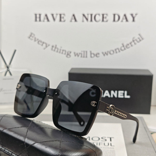 SQUARE SUNGLASSES 59909 IN BLACK TR FRAME WITH RESIN LENSES
