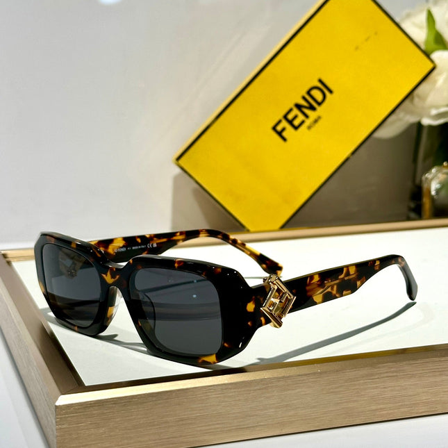ROMA RECTANGULAR FRAME SUNGLASSES FE40151U IN ACETATE