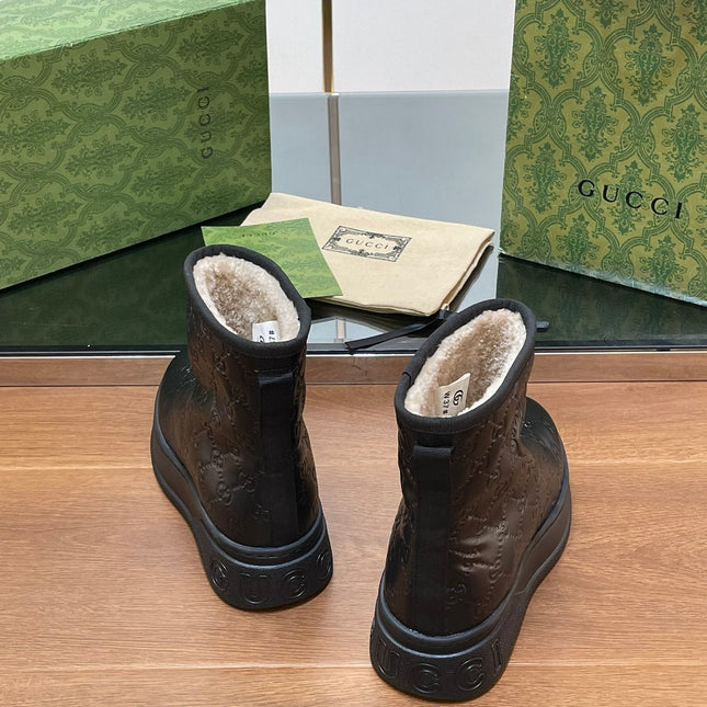 GG UGG BOOTS IN BLACK EMBOSSED SUEDE AND BEIGE WOOL LINING