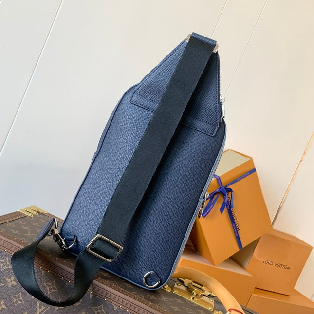 AVENUE SLINGBAG 31 IN NAVY BLUE TAIGA LEATHER