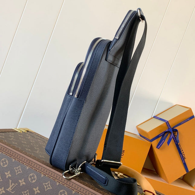 AVENUE SLINGBAG 31 IN NAVY BLUE TAIGA LEATHER