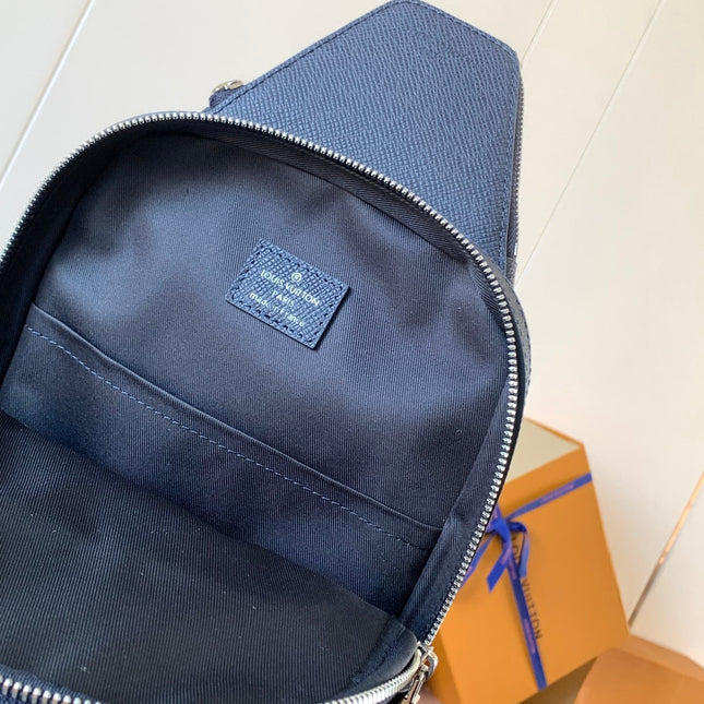 AVENUE SLINGBAG 31 IN NAVY BLUE TAIGA LEATHER
