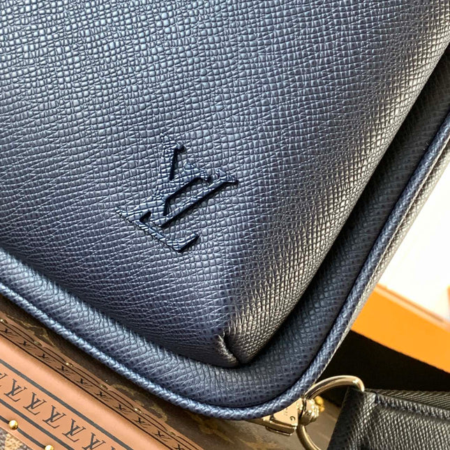 AVENUE SLINGBAG 31 IN NAVY BLUE TAIGA LEATHER