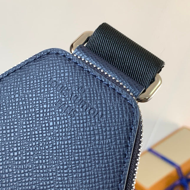AVENUE SLINGBAG 31 IN NAVY BLUE TAIGA LEATHER