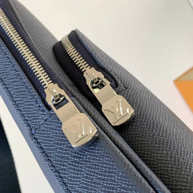 AVENUE SLINGBAG 31 IN NAVY BLUE TAIGA LEATHER