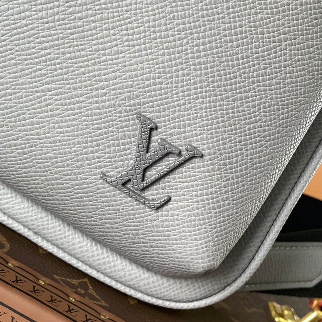 AVENUE SLINGBAG 31 IN GREY TAIGA LEATHER