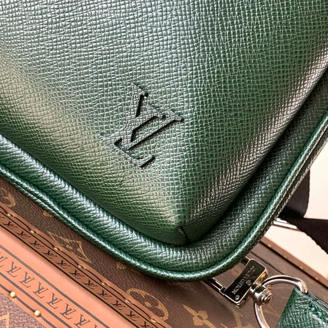 AVENUE SLINGBAG 31 IN DARK GREEN TAIGA LEATHER