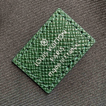 AVENUE SLINGBAG 31 IN DARK GREEN TAIGA LEATHER