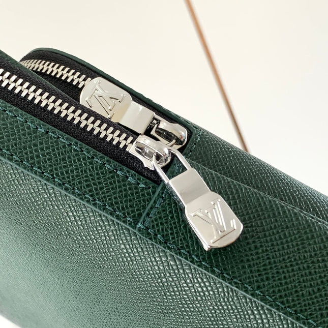 AVENUE SLINGBAG 31 IN DARK GREEN TAIGA LEATHER