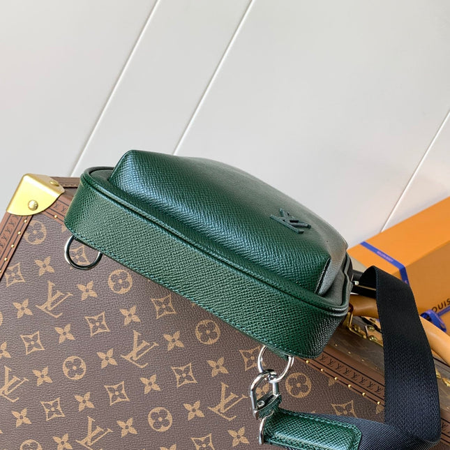 AVENUE SLINGBAG 31 IN DARK GREEN TAIGA LEATHER