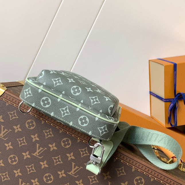 AVENUE SLINGBAG 31 IN WHITE AND BLACK OMBRE MONOGRAM CANVAS