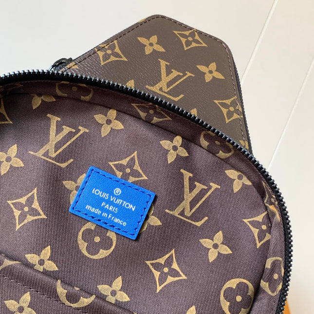 AVENUE SLINGBAG 31 IN BLUE AND BROWN TAIGA LEATHER