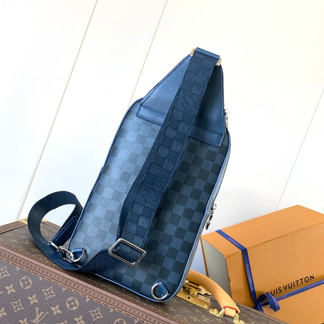 AVENUE SLINGBAG 31 IN NAVY BLUE TAIGA LEATHER WITH WHITE LOGO PRINTED