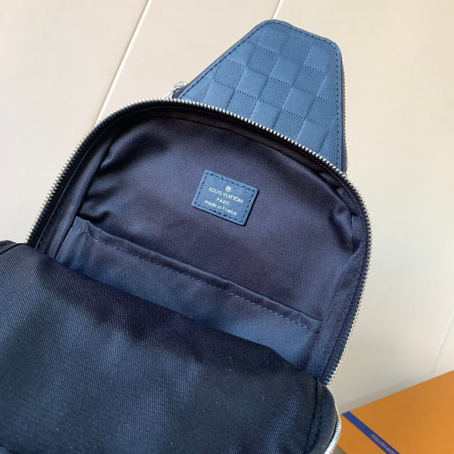 AVENUE SLINGBAG 31 IN NAVY BLUE TAIGA LEATHER WITH WHITE LOGO PRINTED