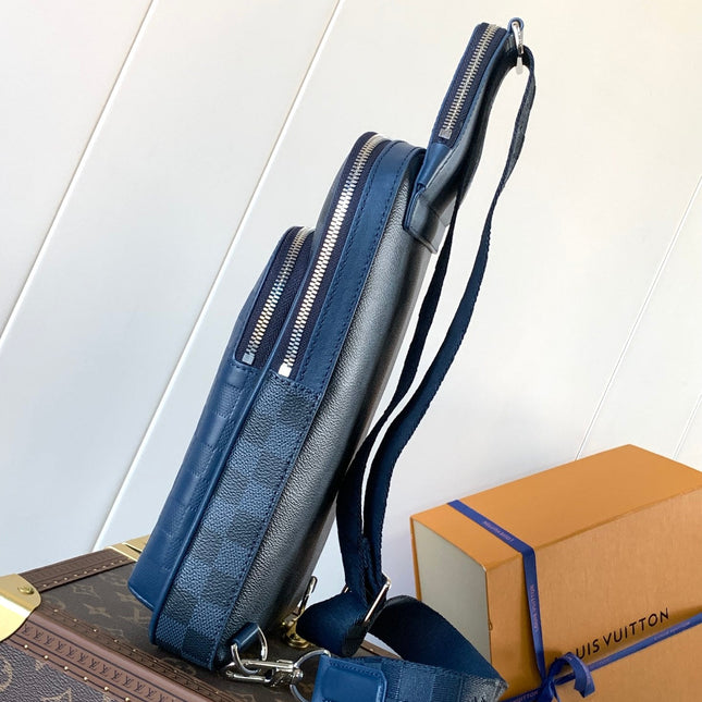 AVENUE SLINGBAG 31 IN NAVY BLUE TAIGA LEATHER WITH WHITE LOGO PRINTED