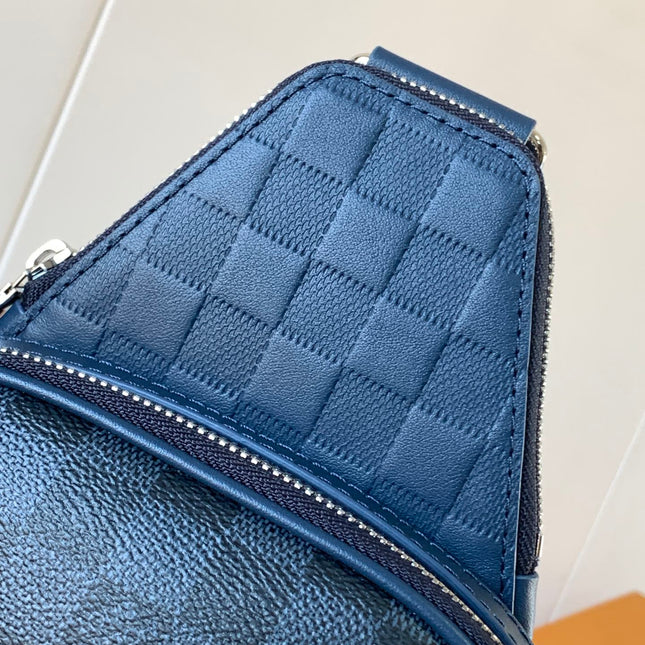 AVENUE SLINGBAG 31 IN NAVY BLUE TAIGA LEATHER WITH WHITE LOGO PRINTED